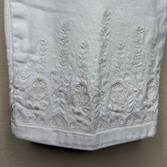 Gloria Vanderbilt Amanda White Embroidered Capri Jeans Slimming Size 12 - Picture 2 of 9
